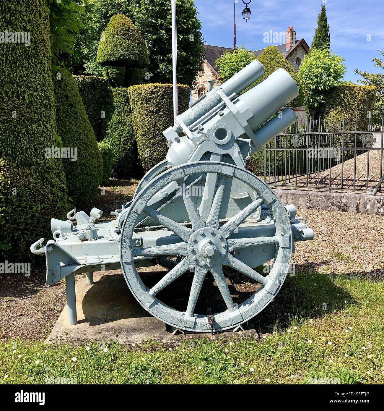 Feldkanone/Haubitze des Ersten Weltkriegs, ausgestellt am Kriegsdenkmal in Lucay-le-Male, Indre (36), Frankreich. - Smartphone-aufgenommenes Stockfoto