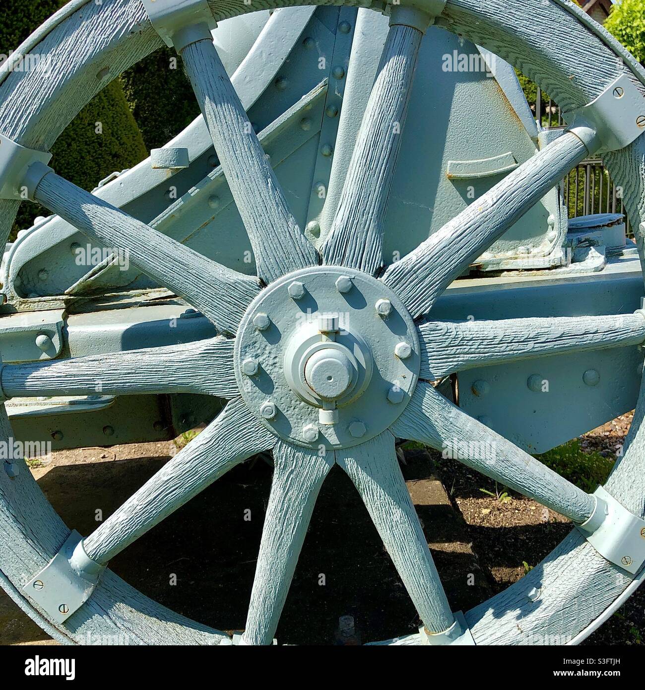 Holzrad der Feldkanone/Haubitze des Ersten Weltkriegs, ausgestellt auf dem Kriegsdenkmal in Lucay-le-Male, Indre (36), Frankreich. - Smartphone-aufgenommenes Stockfoto