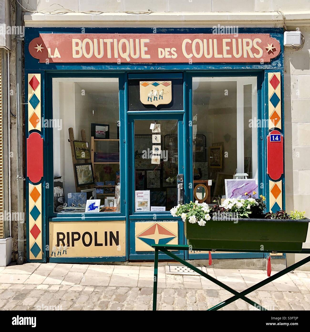 Farbenfrohe Ladenfront in Saint Aignan, Loir et Cher (41), Frankreich. Stockfoto