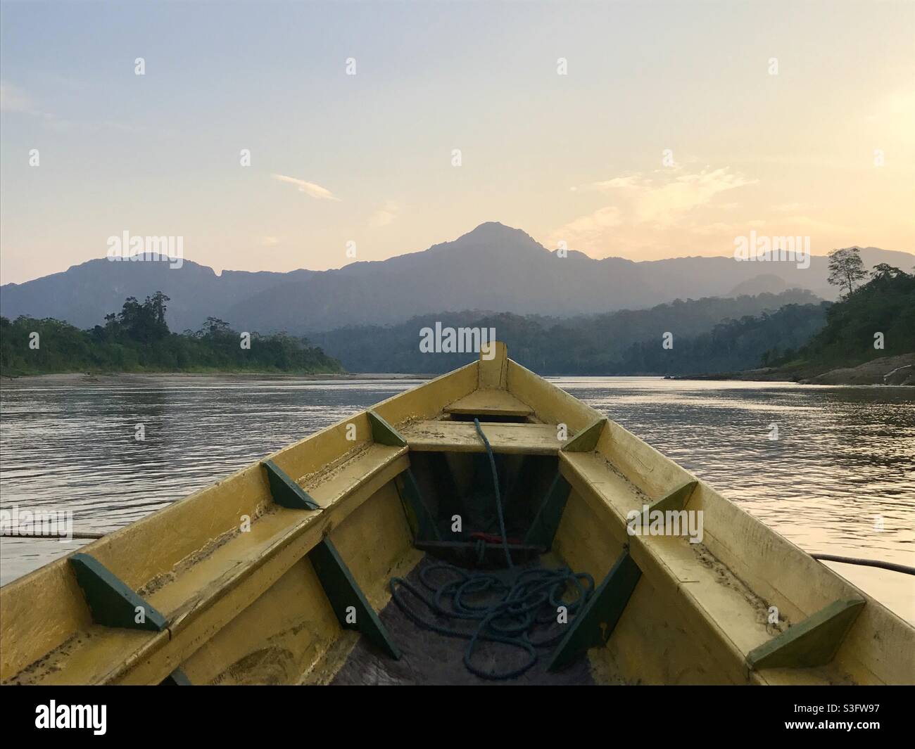 Bootsfahrt auf dem Fluss. Einstieg in den Amazonas-Regenwald. Stockfoto