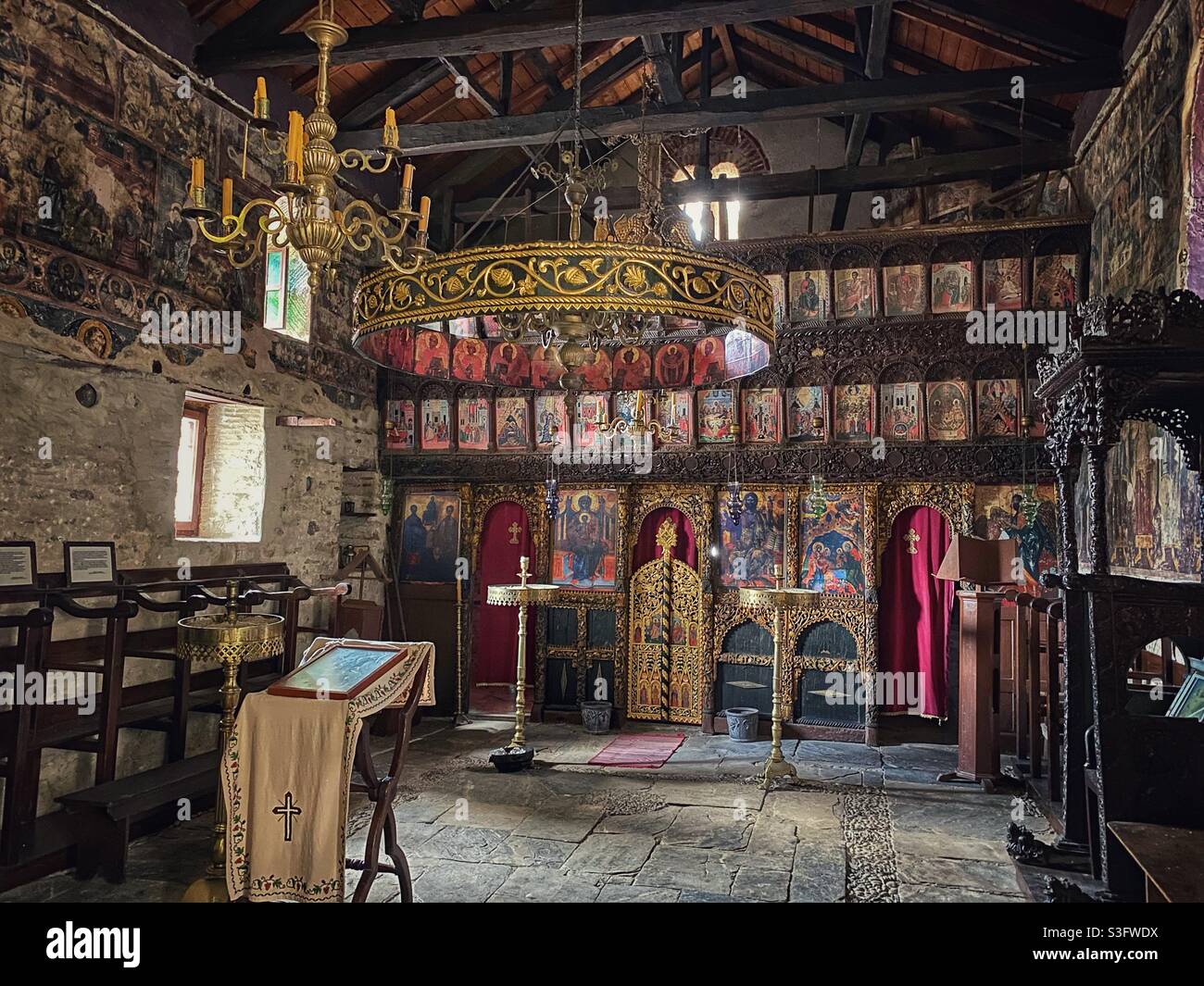 In einer griechischen Kirche in der Festung Kastro auf der Insel Skiathos. - Smartphone-aufgenommenes Stockfoto