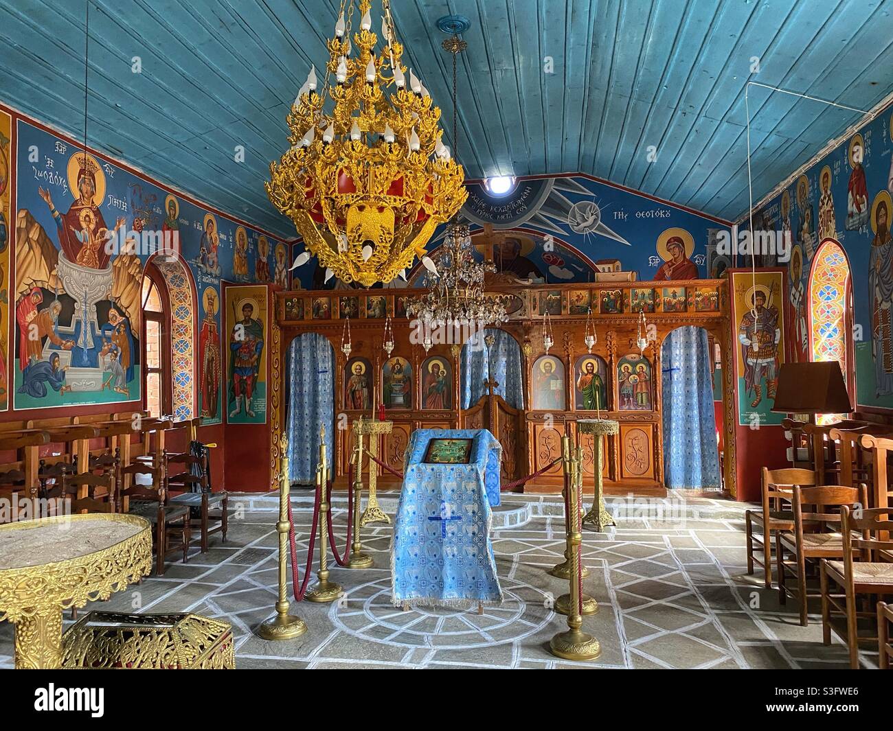 Griechischer Kirchenraum in der Nähe des Eingangs zum Kloster Evangelistria auf der Insel Skiathos. - Smartphone-aufgenommenes Stockfoto
