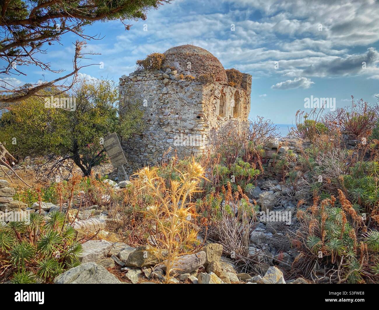 Kleine osmanische Moschee auf der Kastro Festung auf der Insel Skiathos in Griechenland. - Smartphone-aufgenommenes Stockfoto