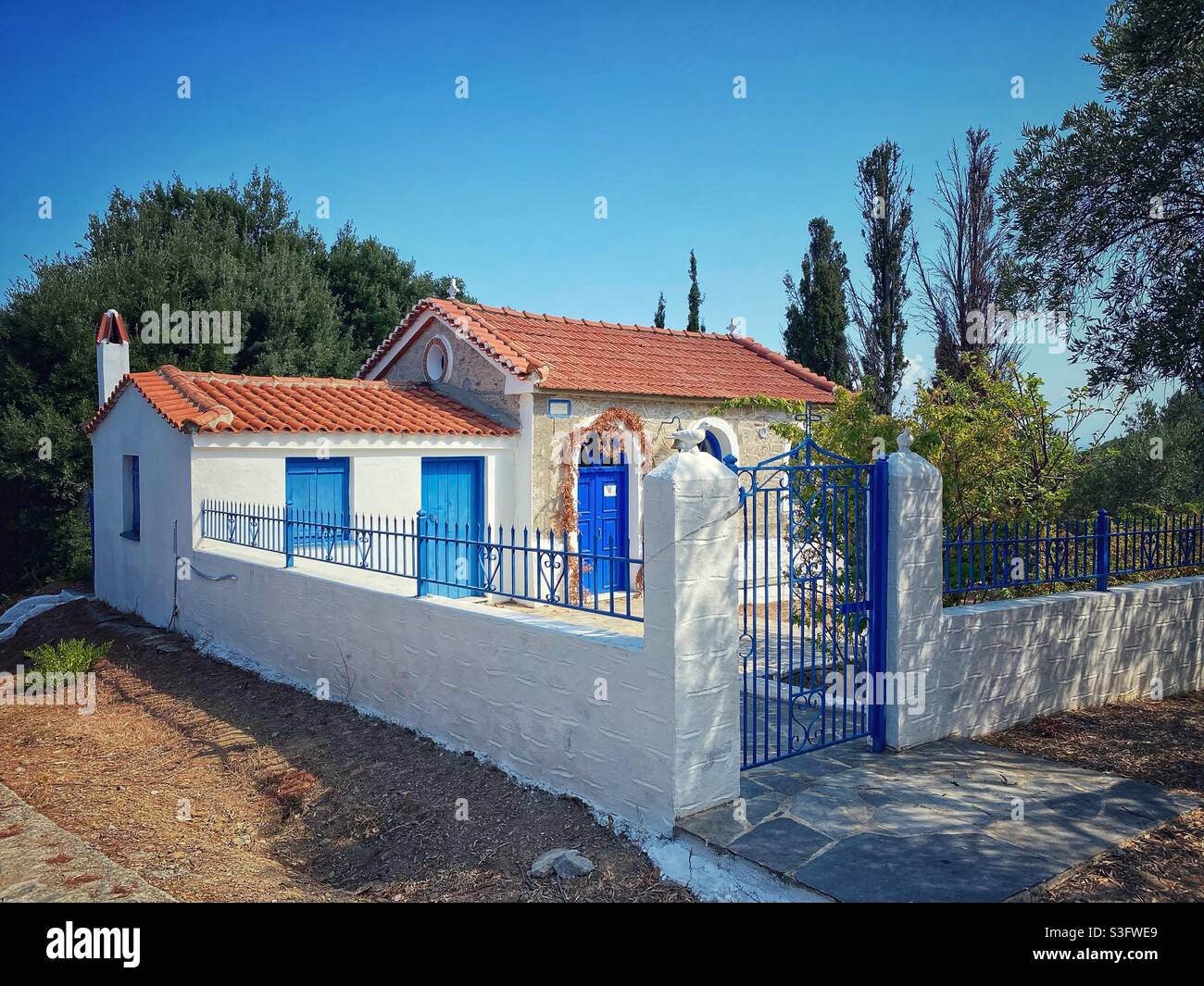 Kleine griechische Kirche im Norden der Insel Skiathos in Griechenland. - Smartphone-aufgenommenes Stockfoto
