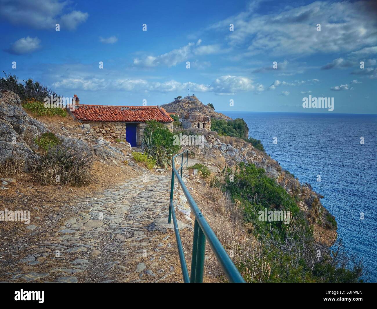 Weg zum alten Gebäude mit kleiner Moschee im Hintergrund bei Skiathos Kastro Festung, Griechenland. Stockfoto