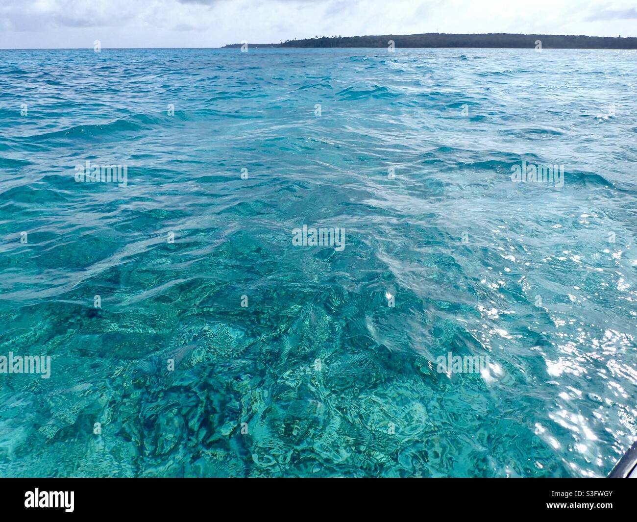 Karibisches türkisfarbenes Wasser aus einem niedrigen Winkel. Stockfoto