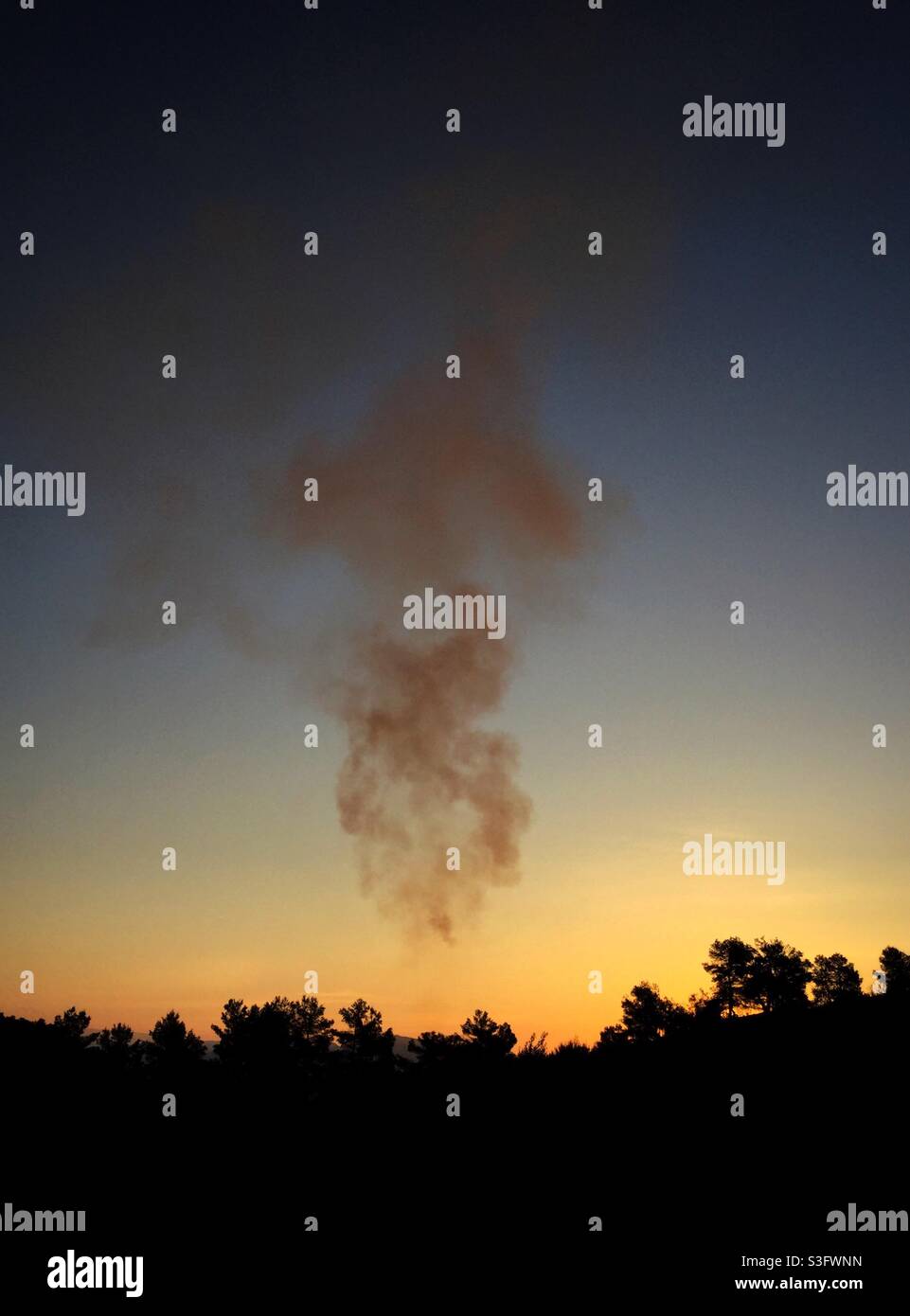 Daybreak Bonfire, Katalonien, Spanien. Stockfoto