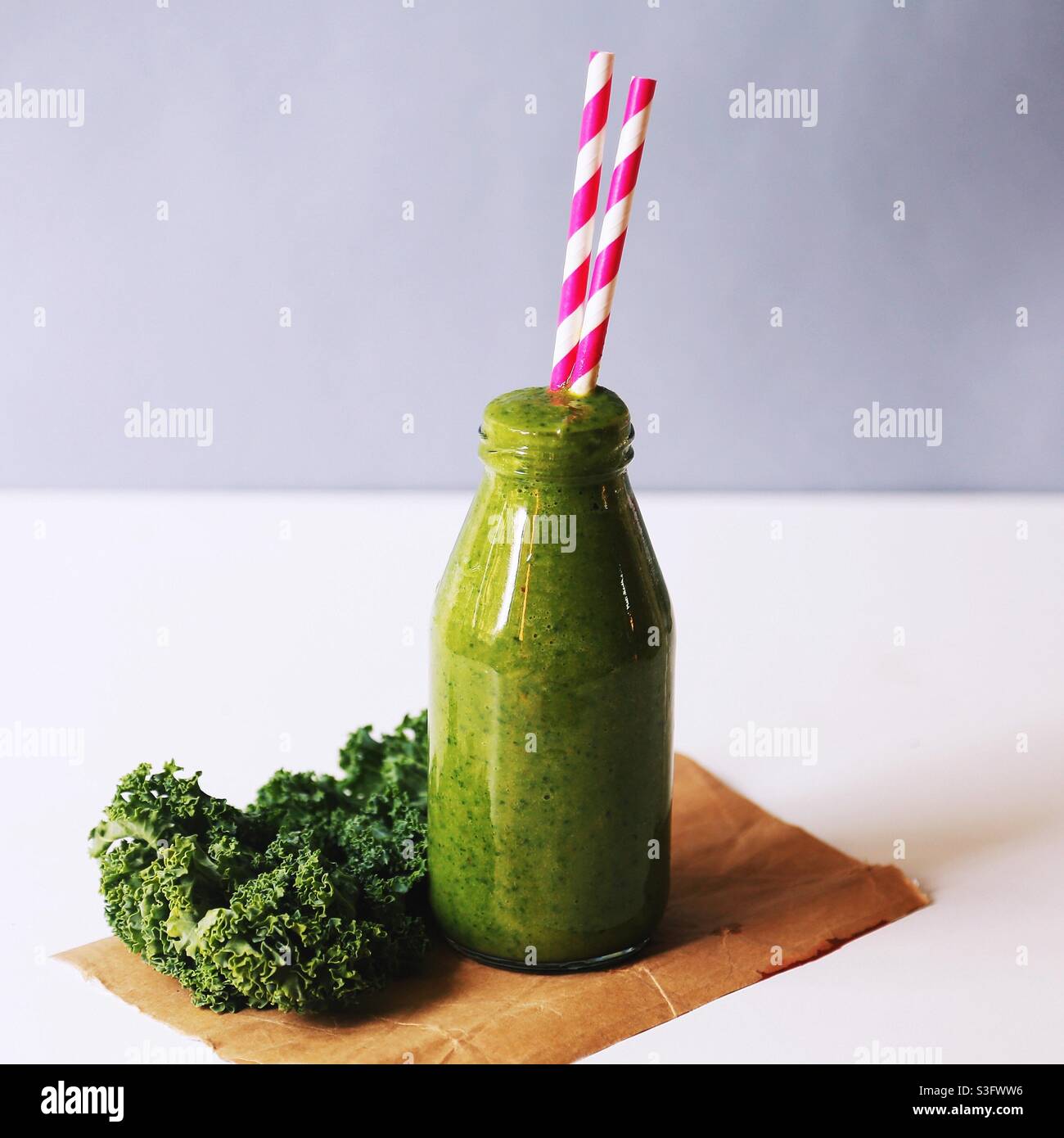 Banana and Grünkohl Smoothie Low Carb Frühstück. Stockfoto