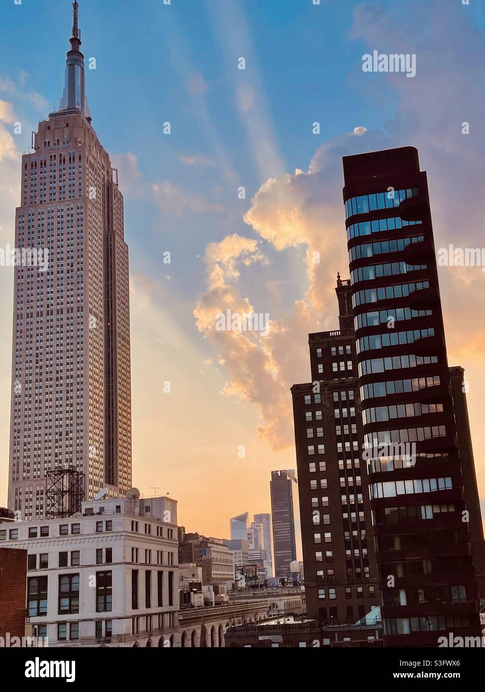 Wunderschöne Wolken bei Sonnenuntergang in Manhattan - Smartphone-aufgenommenes Stockfoto