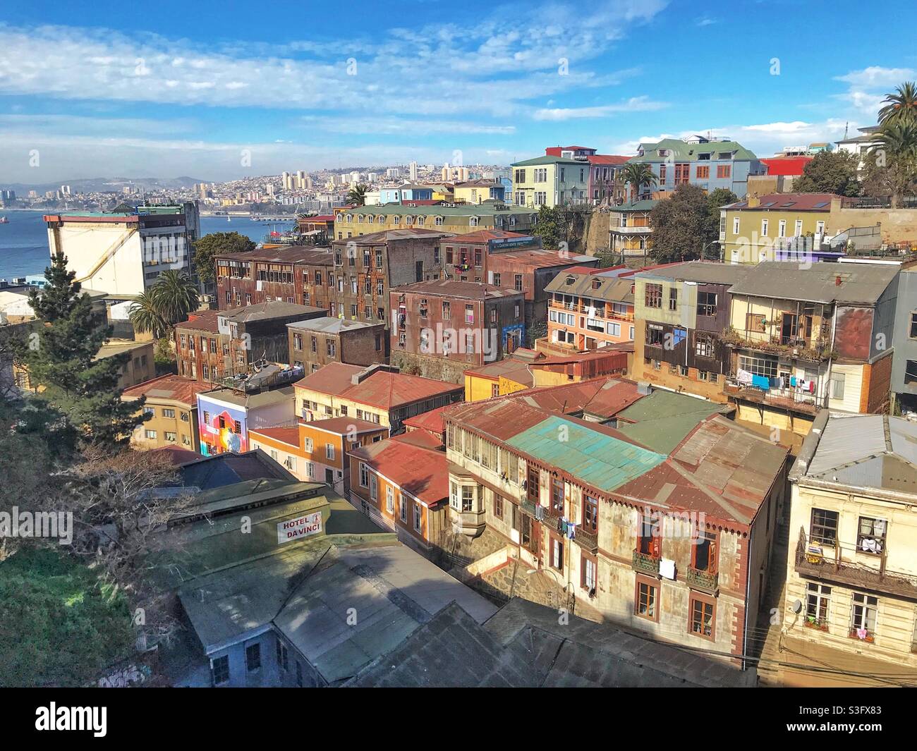 Landschaftlich schöner Blick auf das historische Valparaiso, Chile - Smartphone-aufgenommenes Stockfoto