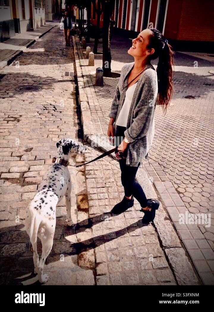 Mädchen und Hund spanien Straße Stockfoto