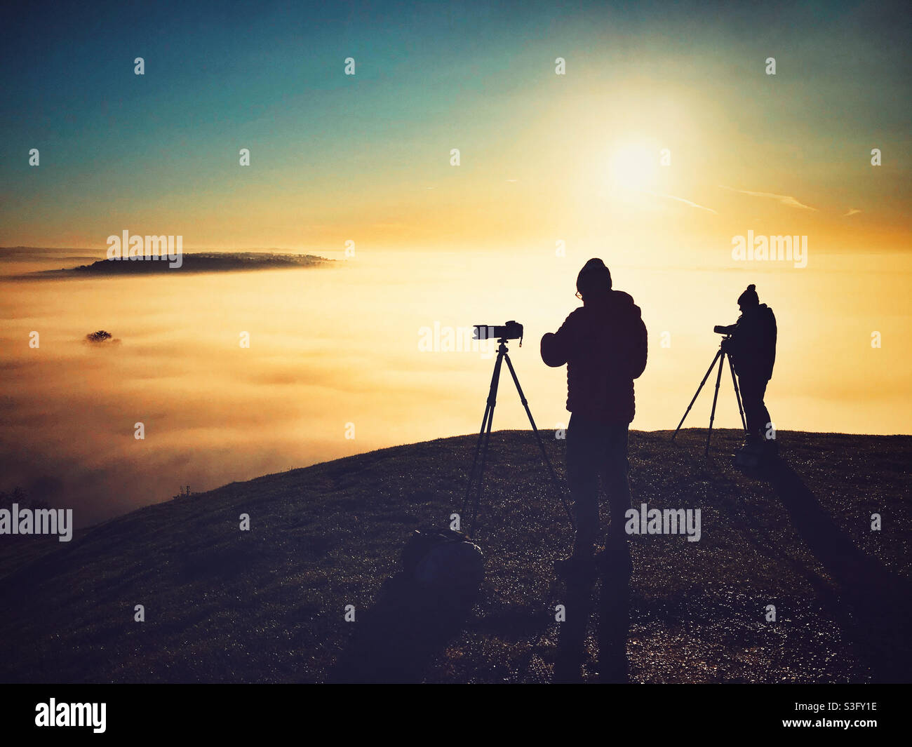 Fotografen fotografierten den Morgenmist von Avalon vom Glastonbury Tor, Somerset Stockfoto