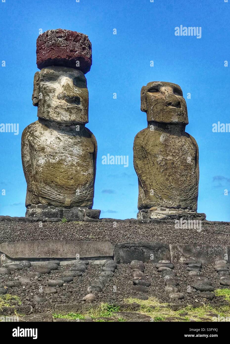 Zwei Moai, einer mit Pukao oder Hut, auf Ahu Tongariki auf der Osterinsel in Chile Stockfoto