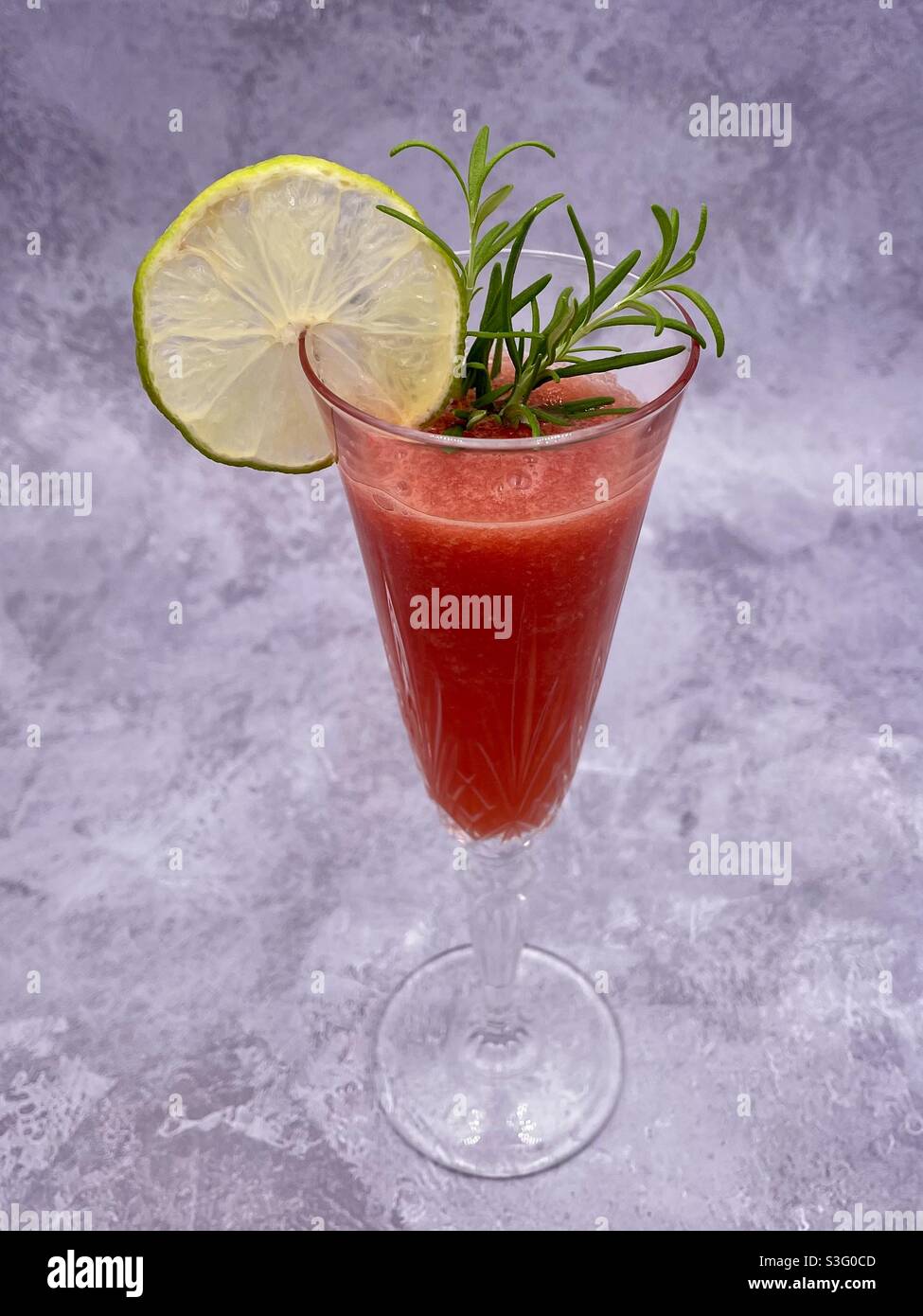 Fruchtschwanz mit Garnierung in einem gestielten Glas Stockfoto