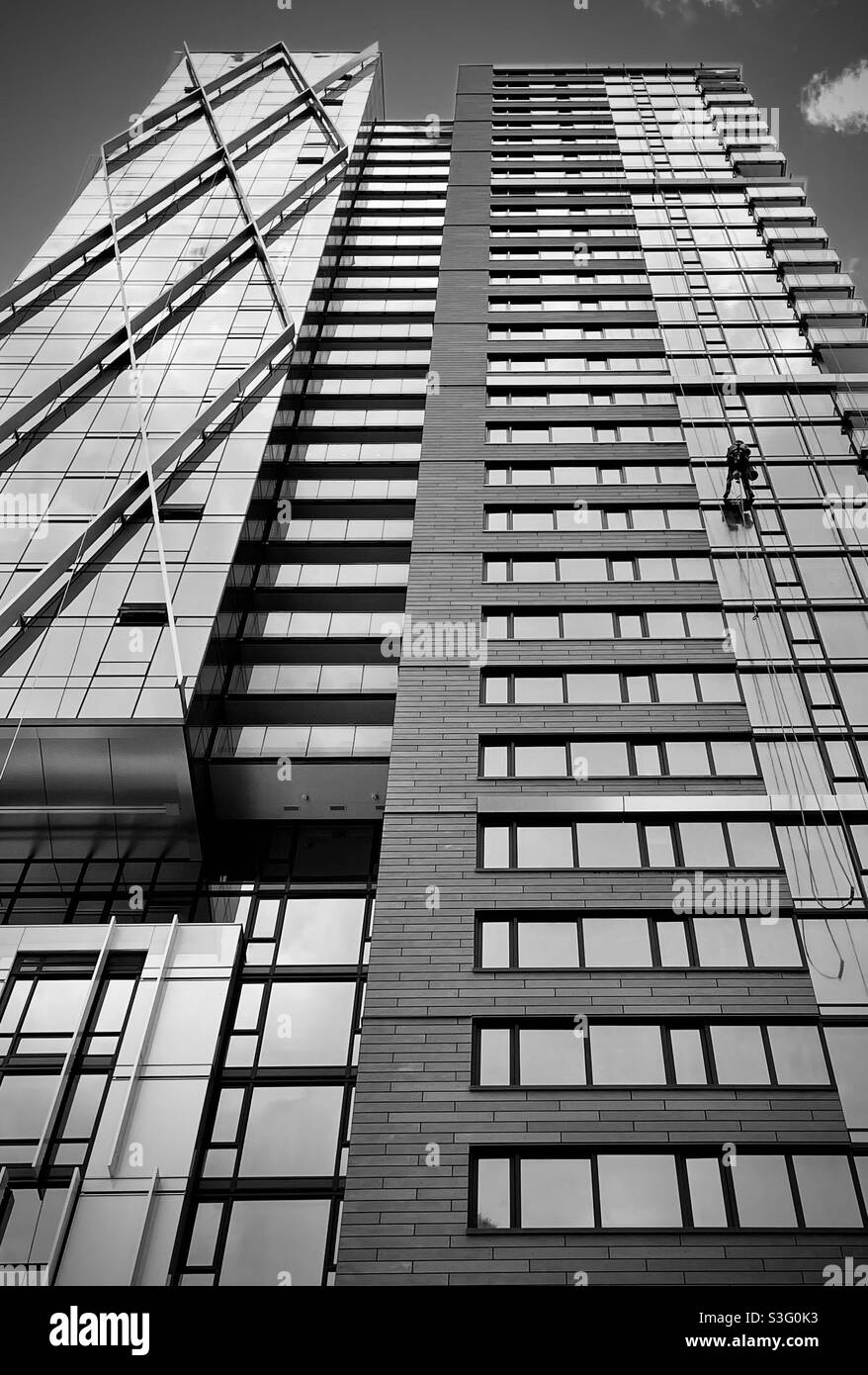 Eine Fensterwaschanlage hoch oben, die ein neues, modernes Gebäude spült. Vancouver, BC. Kanada. Stockfoto
