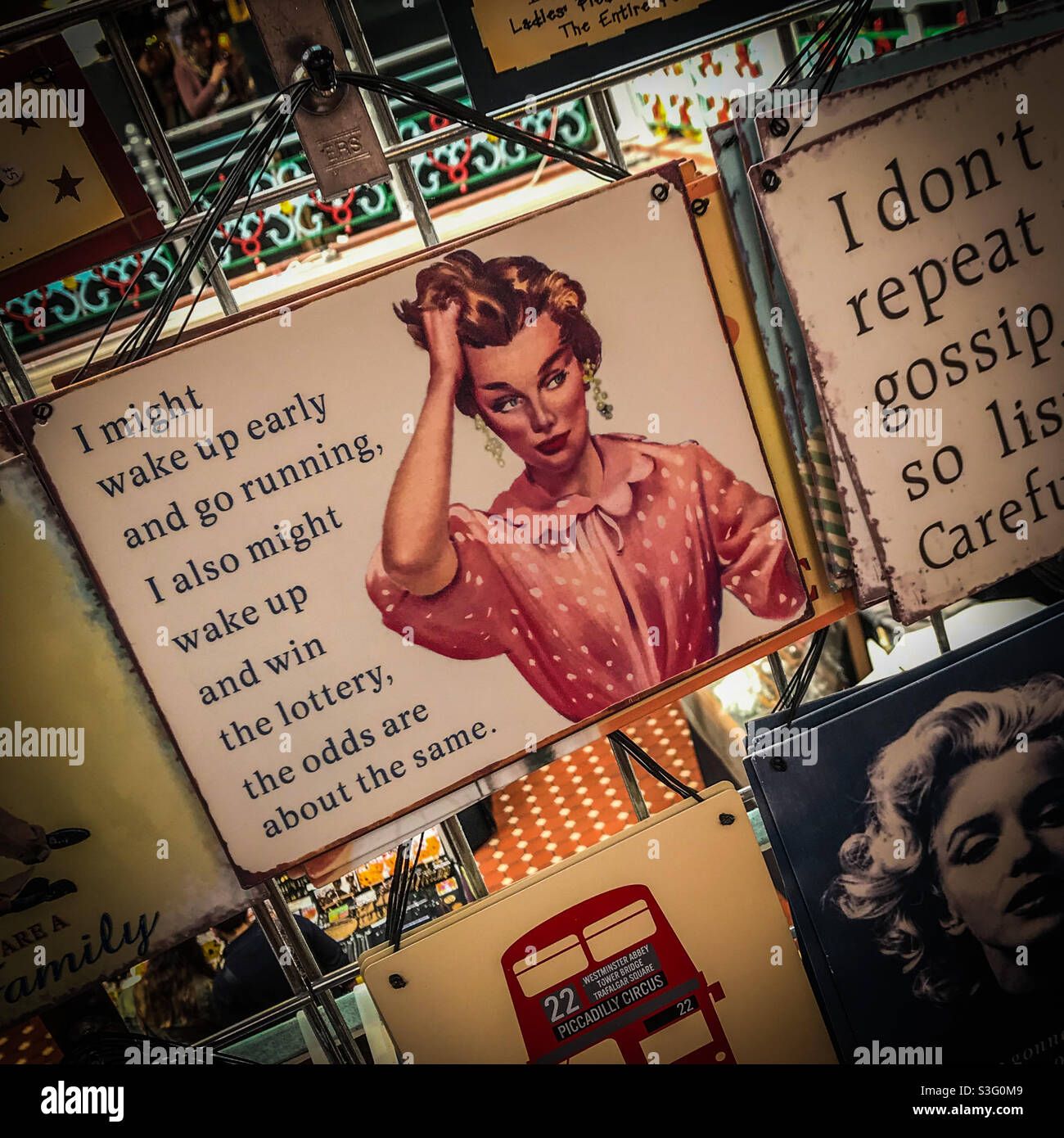 Lustige Zitat Metall-Plakette - Smartphone-aufgenommenes Stockfoto