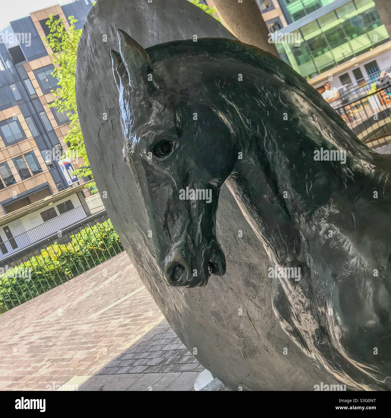 Pferdeskulptur vor dem Museum of London Stockfoto