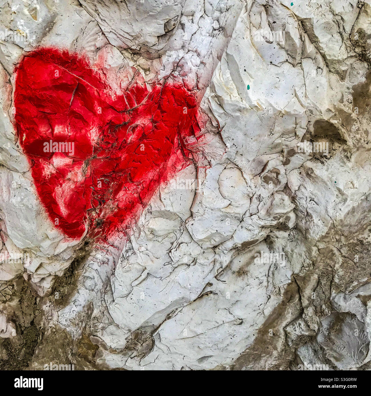 Rotes Herz auf einer Klippe - Smartphone-aufgenommenes Stockfoto
