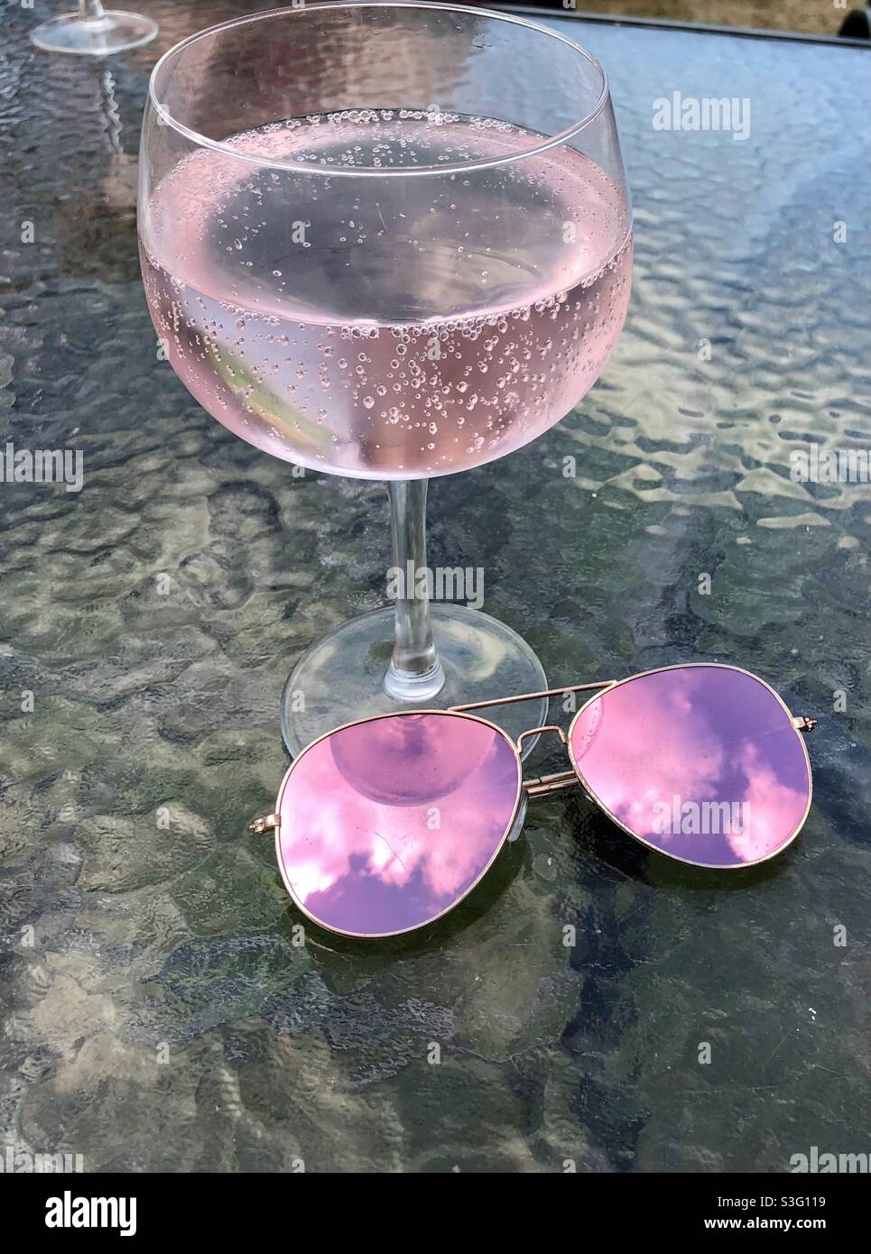 Pink Gin und Sonnenbrille Stockfoto