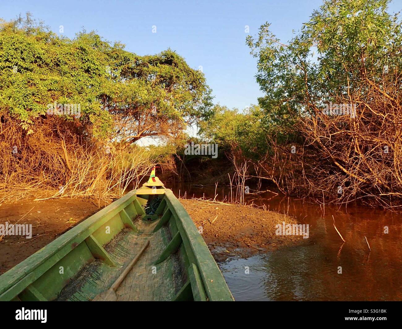 Holzkanu im Fluss Stockfoto