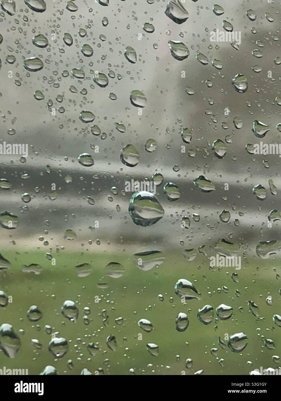 Regen am Fenster Stockfoto