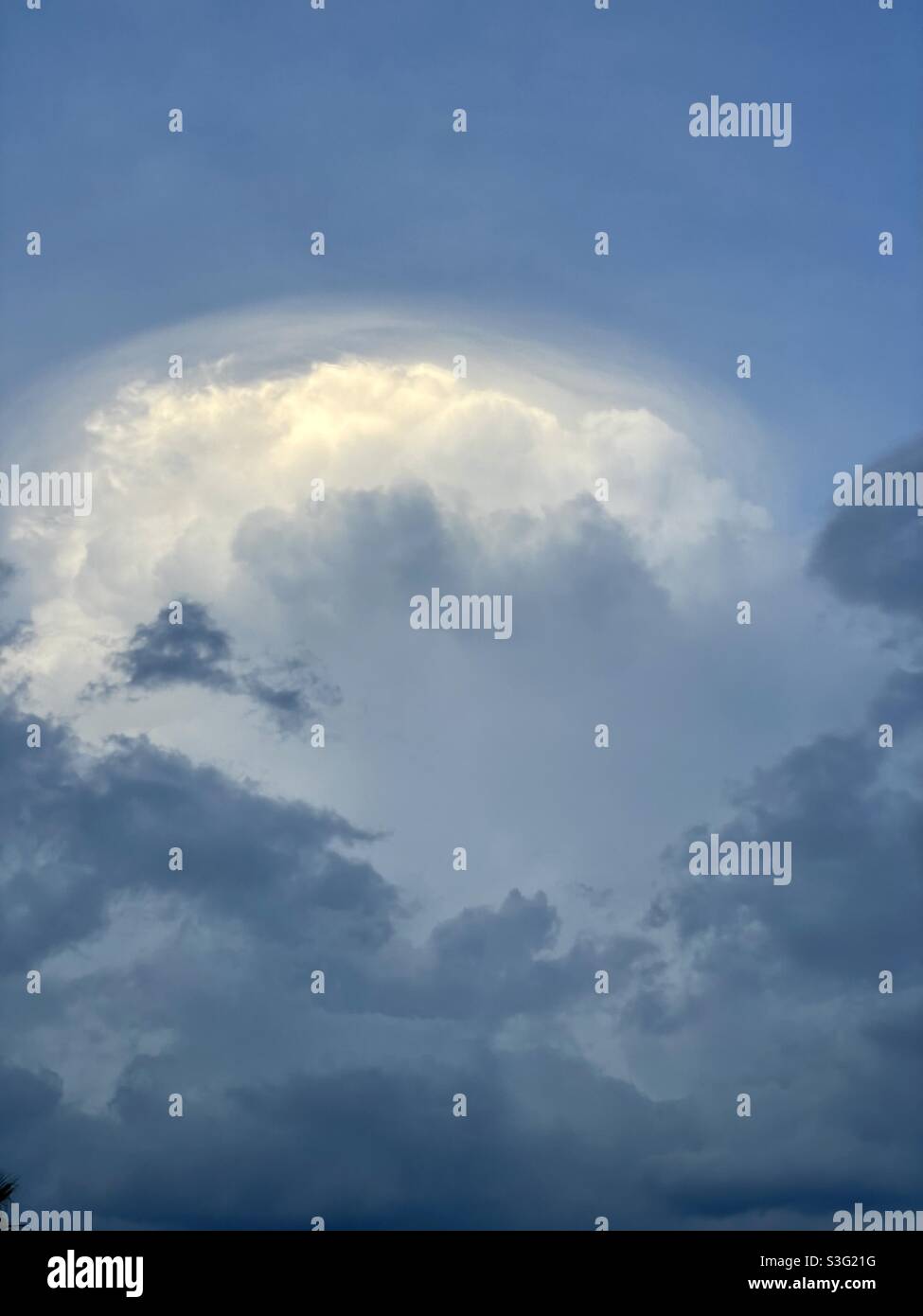 Riesige Sturmwolke am späten Abendhimmel Stockfoto