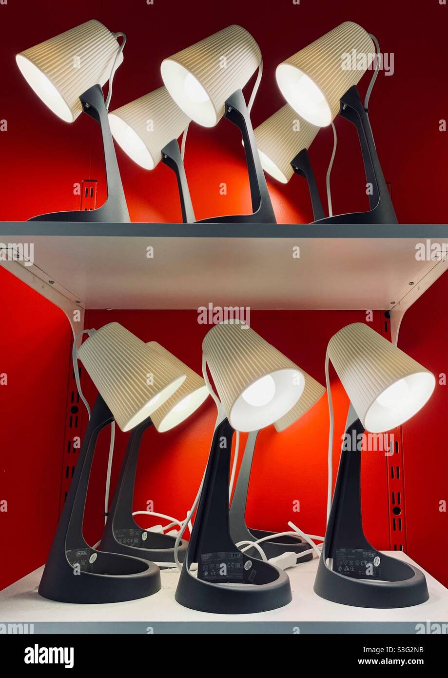 Gruppe von Tischlampen zum Verkauf in einem Geschäft - Smartphone-aufgenommenes Stockfoto