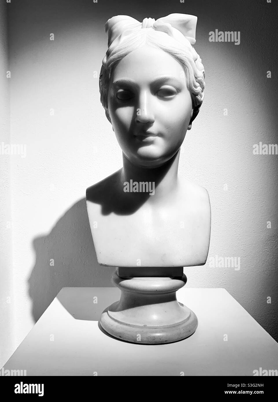 Klassische Kopfskulptur für Frauen - Smartphone-aufgenommenes Stockfoto