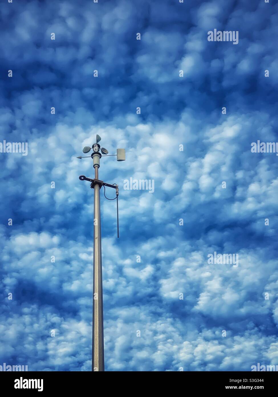 Wetterstation gegen blauen Himmel und geschwollene Wolken - Smartphone-aufgenommenes Stockfoto