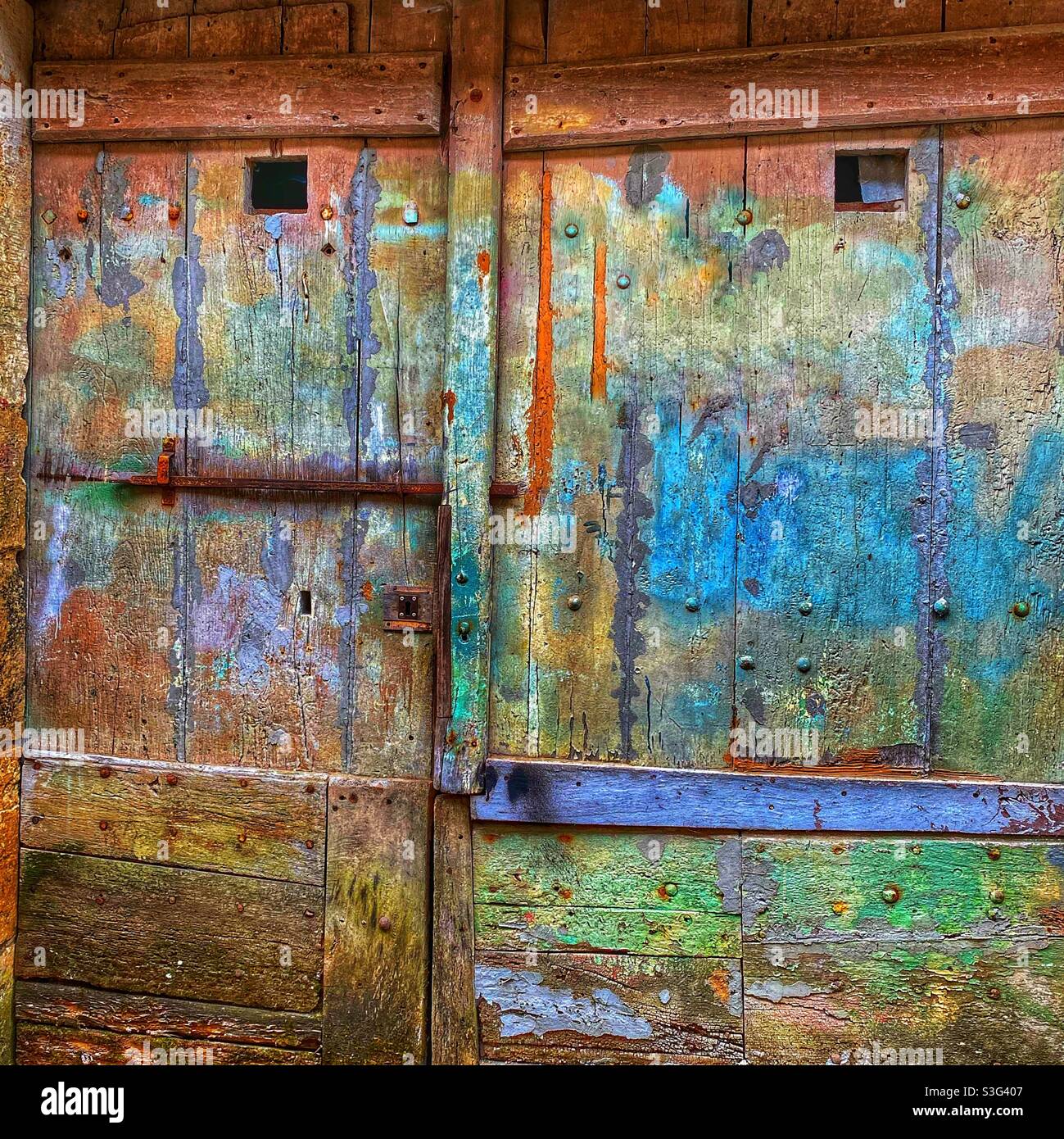 Alte französische Holztüren - Smartphone-aufgenommenes Stockfoto