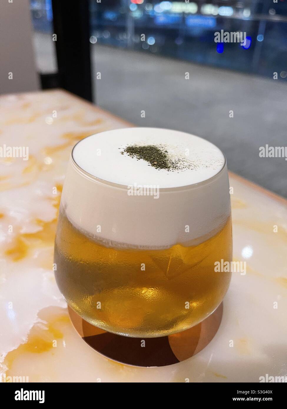 Grüner Tee mit Milchschaum Stockfoto