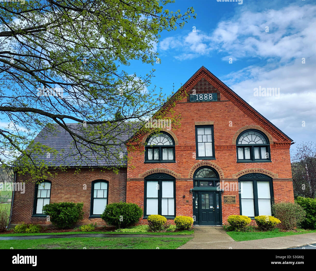 April 2021, Ticonderoga Heritage Museum, ursprünglich Hauptbüro der Ticonderoga Pulp and Paper Company, Bicentennial Park, Ticonderoga, Essex County, New York, Usa - Smartphone-aufgenommenes Stockfoto