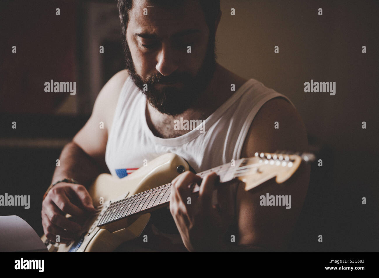 Gitarrist mit seinem stratocaster Stockfoto