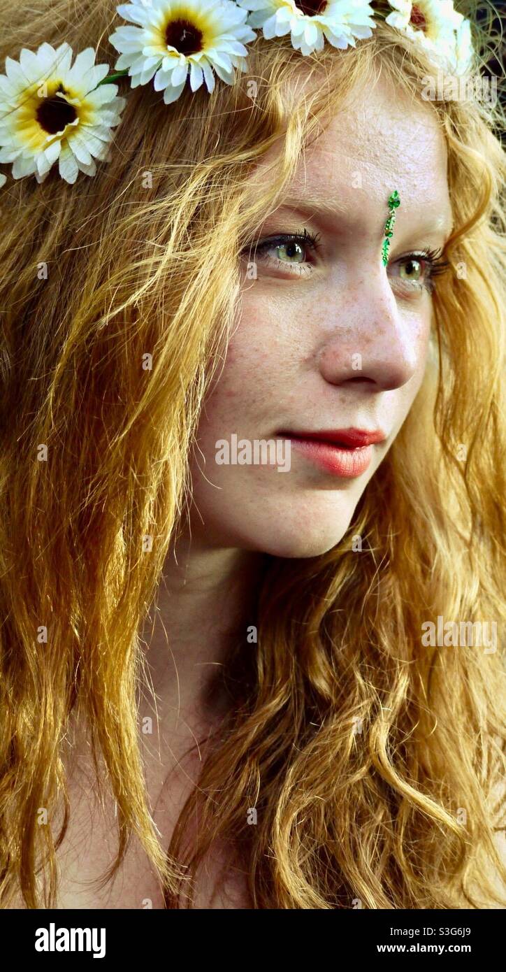 Mädchen mit langen Haaren und Blumenkranz im Haar auf dem Musikfestival in England Stockfoto