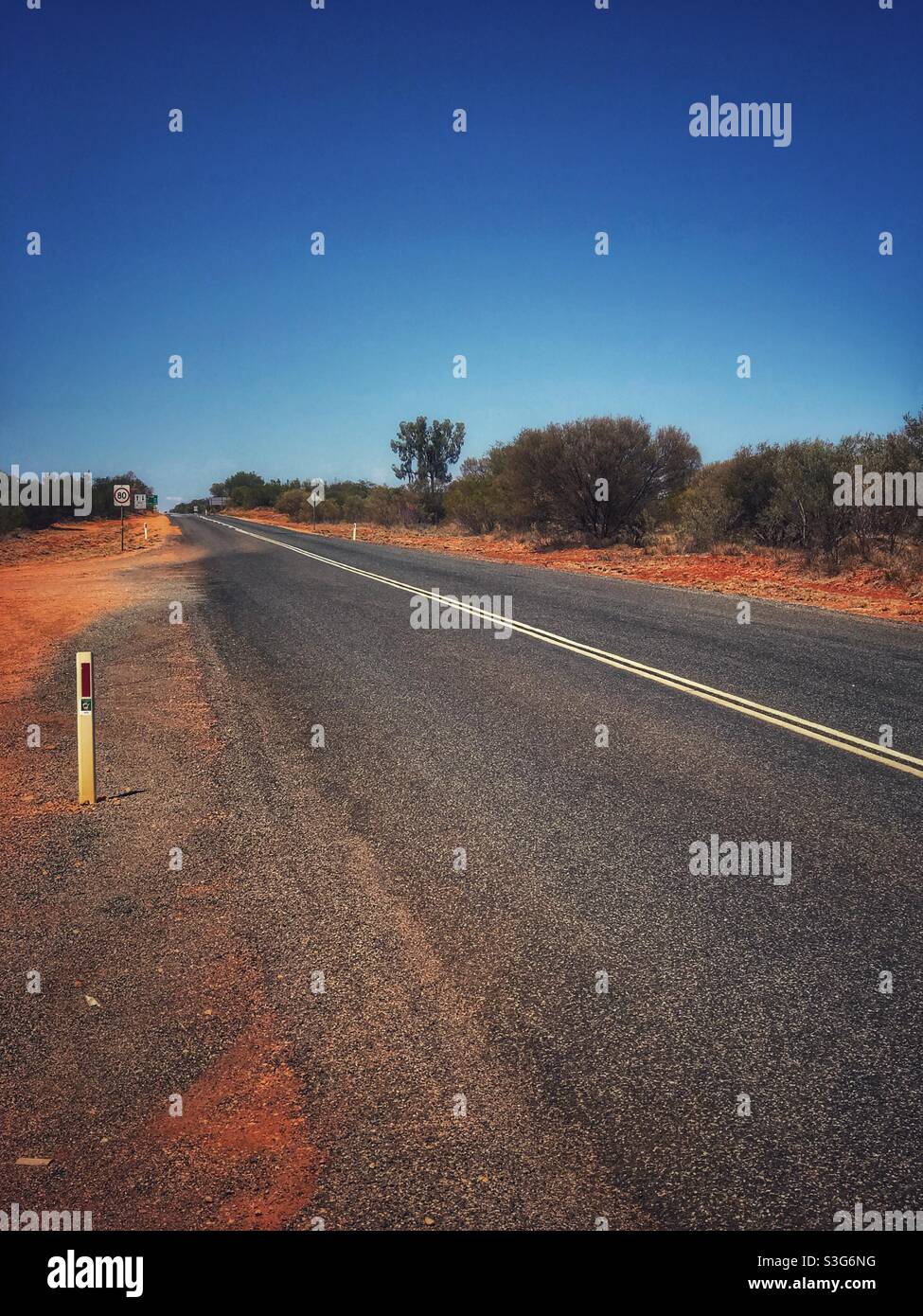 Leerer Highway, Northern Territory, Australien - Smartphone-aufgenommenes Stockfoto