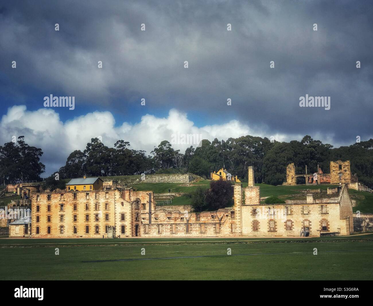 Gefängnisgebäude aus der Sträflingszeit in Port Arthur, Tasmanien, Australien, unter bedrohlichen Wolken Stockfoto