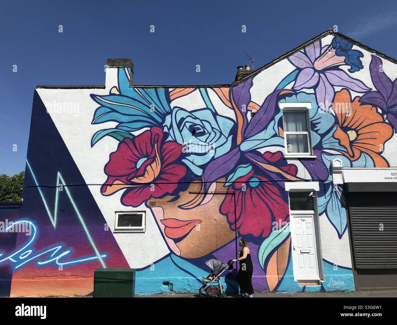 Street Art Wandbild - Smartphone-aufgenommenes Stockfoto