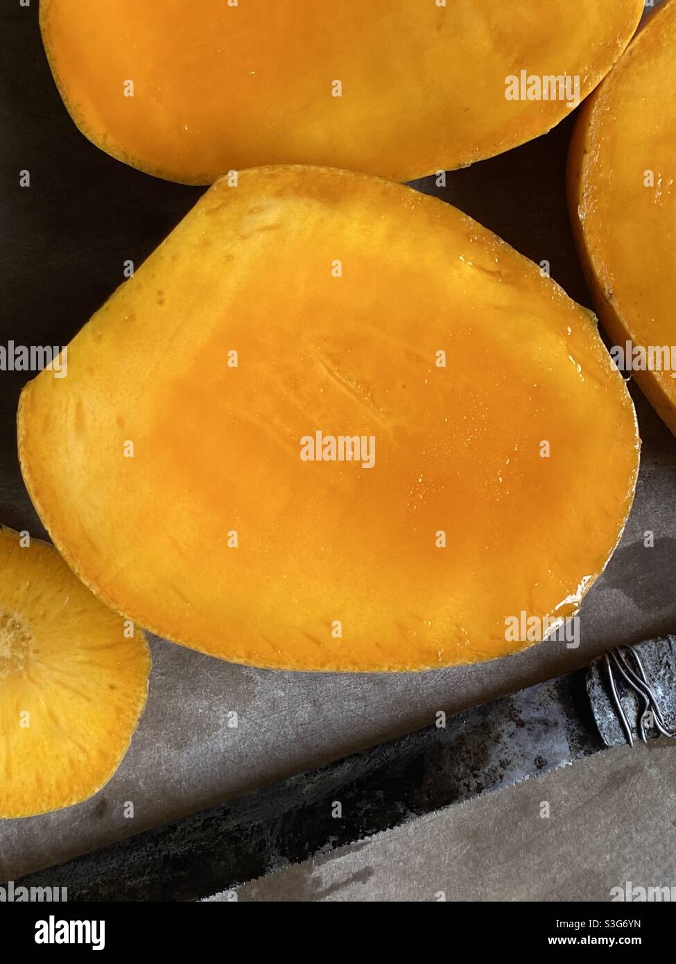 Reife Mango aus der Nähe - Smartphone-aufgenommenes Stockfoto