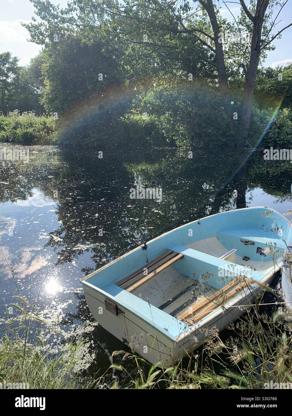 Blaues Ruderboot an einem trüben Sommertag auf dem Fluss Lea Stockfoto