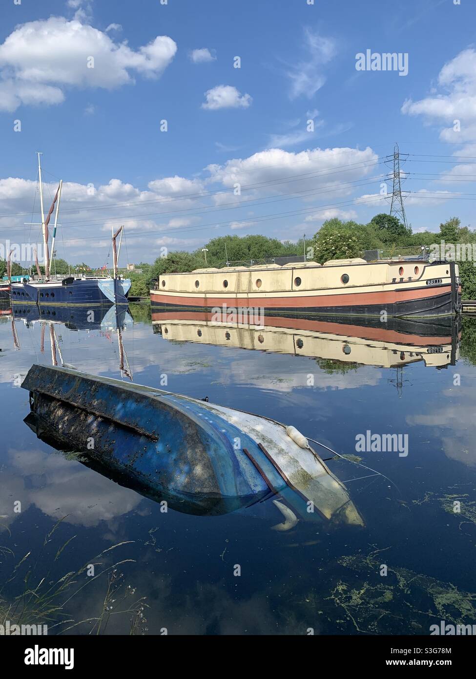 Versunkenes Boot auf dem Fluss Lea Stockfoto