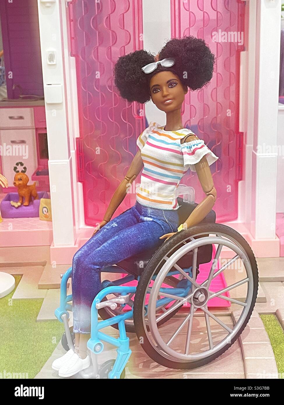 Behinderte Barbie hat ihren eigenen Rollstuhl, USA Stockfotografie - Alamy