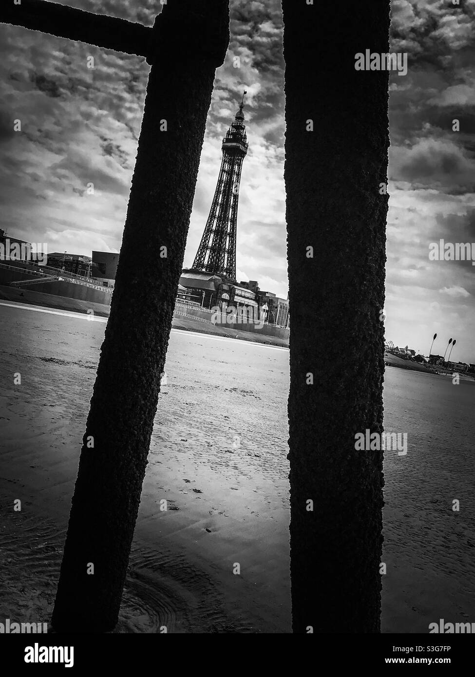 Blackpool Tower durch Pier Pole Stockfoto