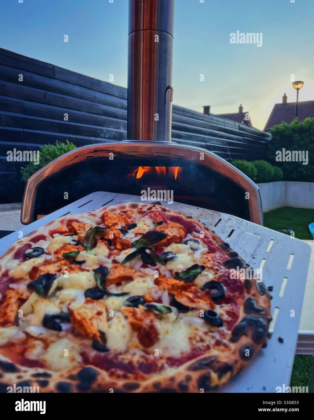 OoniPizzaofen mit Holzofen und frisch gebackener Pizza, bei
