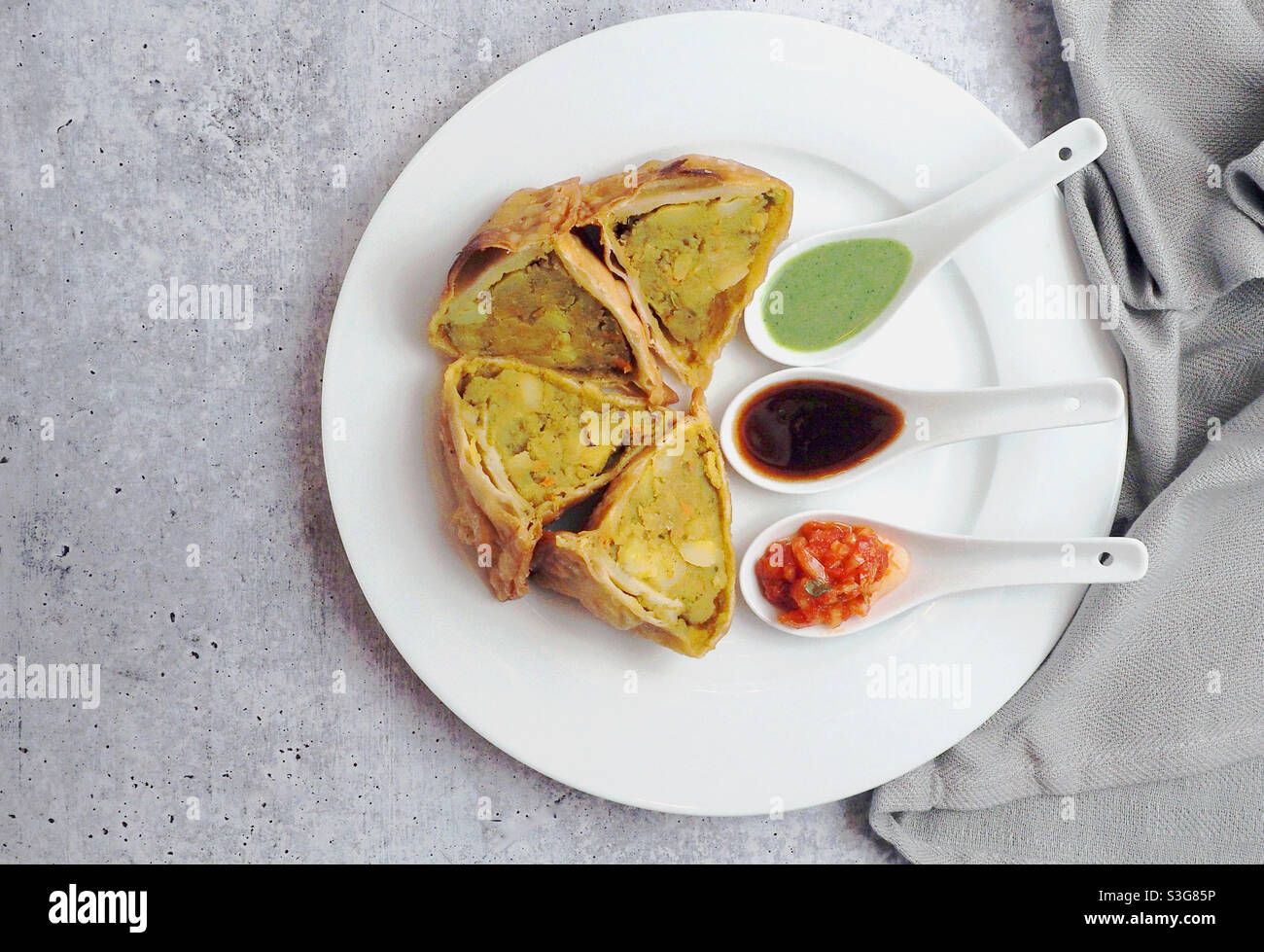 Internationales Essen, indische Küche, Samosas und Chutneys, Blick von oben Stockfoto