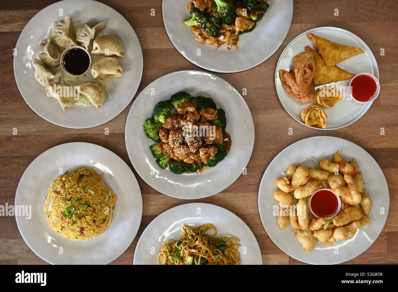 Internationales Essen, chinesische Küche Vorspeisen spielten es auf dem Tisch von oben Stockfoto