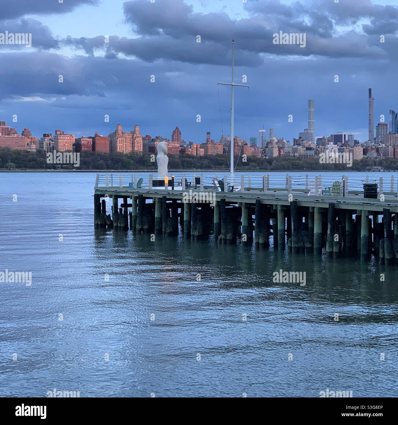 Abendansicht von Manhattan über den Hudson River von Edgewater, Bergen County, New Jersey, USA Stockfoto