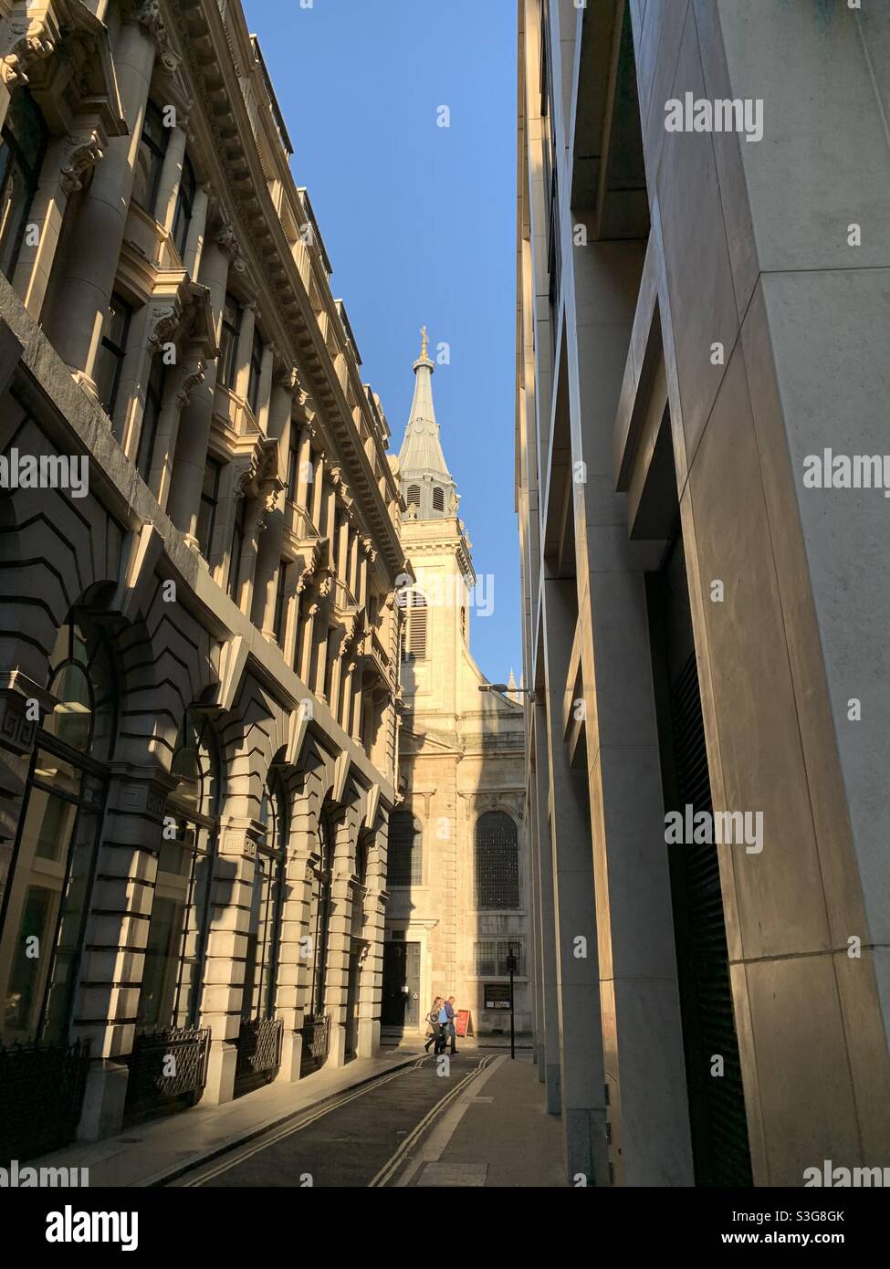 Die Stadt London und eine der vielen Kirchen, die auf den kleinen Straßen zwischen allen Büroblöcken zu finden sind Stockfoto