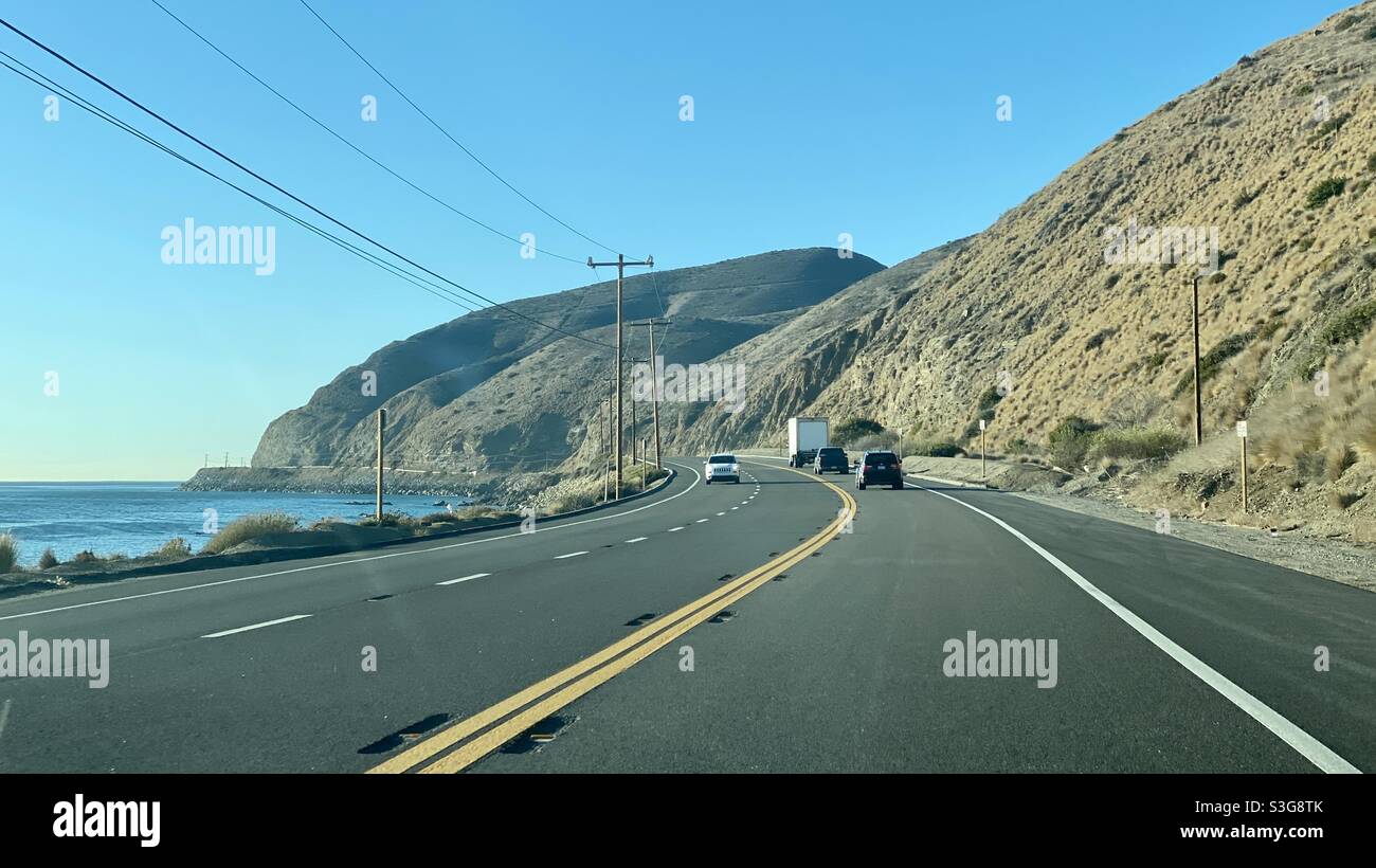 MALIBU, CA, 2020. DEZEMBER: Blick nach Norden, während Sie auf dem Pacific Coast Highway 1 fahren, mit Bergen vor Ihnen und dem Pazifik auf der linken Seite Stockfoto
