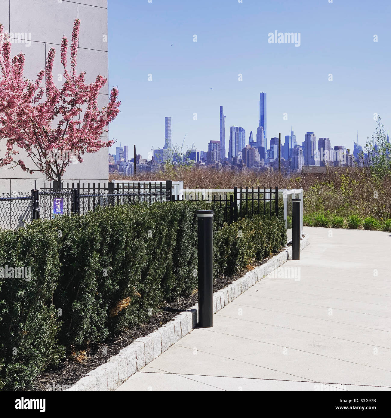 April 2021, Blick auf Manhattan vom Gelände der Glass House Wohnanlagen, Edgewater, New Jersey, USA Stockfoto
