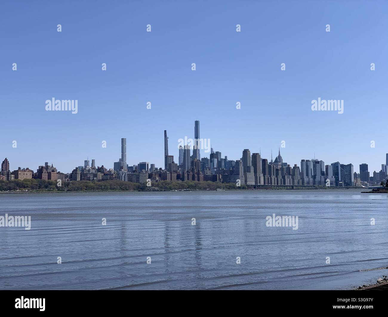Am Hudson River, mit Blick auf Manhattan, in Edgewater, New Jersey, USA - Smartphone-aufgenommenes Stockfoto